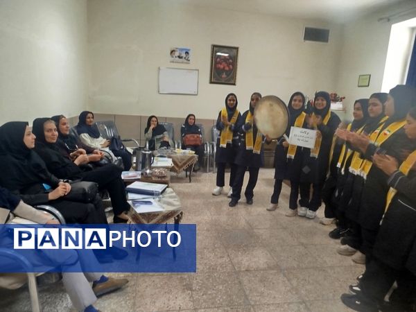 جشن عاطفه ها و مهربانی ؛ پاییز مدرسه ما بهاری شد