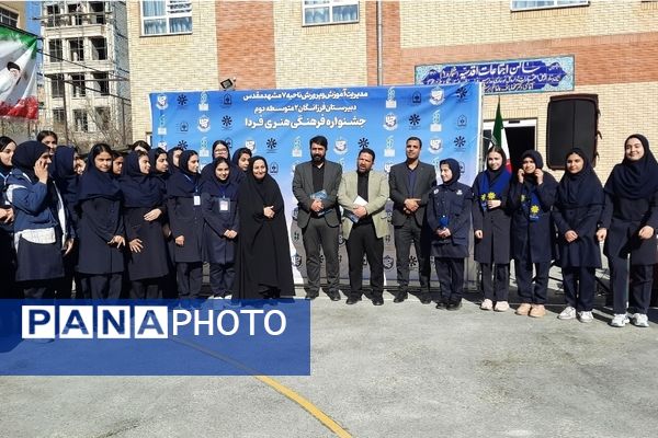 اولین نمایشگاه ماها در دبیرستان فرزانگان ۲ دوره دوم ناحیه ۷ مشهد