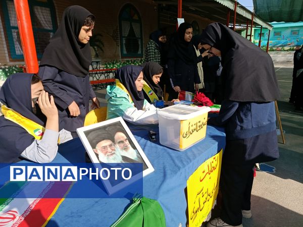 انتخابات شورای دانش آموزی‌ در دبیرستان‌ یغمای‌ نیشابوری(وکیلی 3)