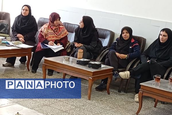 نشست کتابخوان مدرسه‌ای در دبیرستان دخترانه جوادالائمه بهارستان‌دو