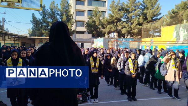 گرامیداشت هفته نیروی انتظامی در دبیرستان دخترانه پیرایش یک