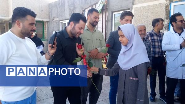 قدردانی پیشتازان دبستان شهید نجفی فدافن از پرستاران بیمارستان حضرت ابوالفضل