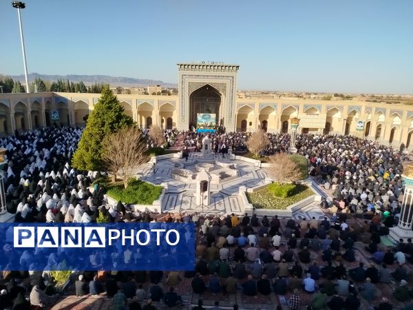 نماز عید سعید فطر با حضور پرشور مردم در شهرستان کاشمر برگزار شد 