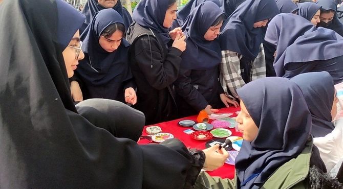 بازارچه کسب و کار و کارآفرینی دانش‌آموزان در دبیرستان پژمان بختیاری مشهد
