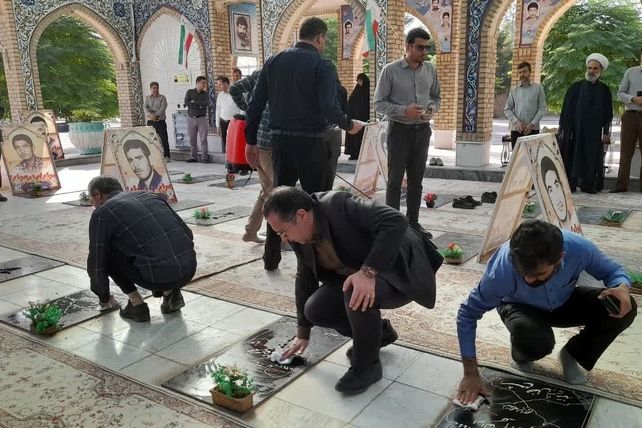  غبارروبی مزار شهدای شهرستان خلیل آباد
