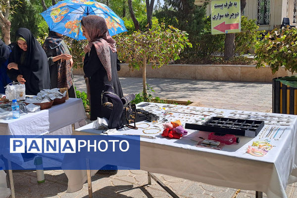 نمایشگاه محصولات دستی بانوان در بوستان نرگس قم