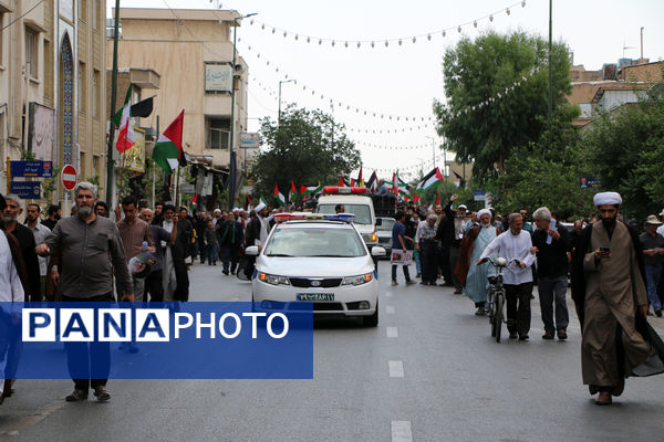 راهپیمایی نمازگزاران جمعه قم در محکومیت جنایات اردوگاه «النصیرات»