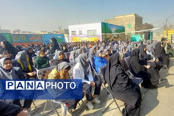 سوگواری فرهنگیان و دانش‌آموزان شهرستان قرچک در مدرسهٔ متوسطه اول بنیاد پانزده خرداد 