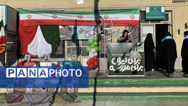 نواخته شدن زنگ انقلاب در دبیرستان نمونه دولتی آمنه(س) 