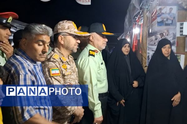 بازدید از نمایشگاه اسوه به‌مناسبت هفته دفاع مقدس در شیراز