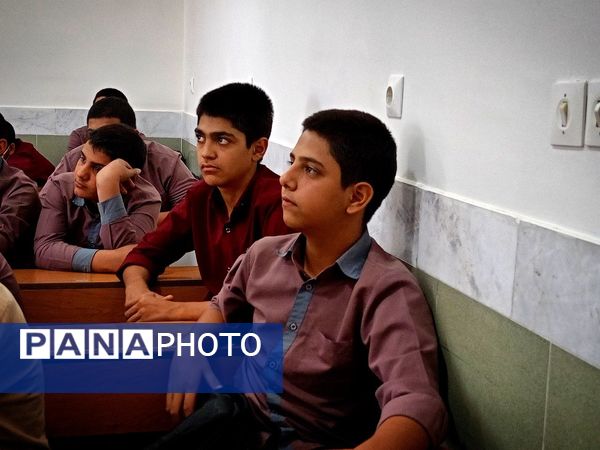 اولین جلسه هدایت تحصیلی دانش آموزان پایه نهمی دبیرستان میثاق
