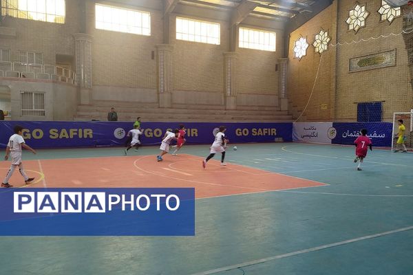 حضور دانش‌آموزان ابتدایی ناحیه دو شهرری در مسابقات فوتسال
