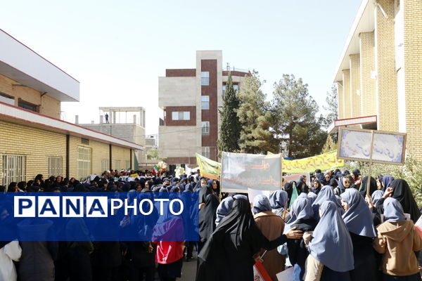 حضور پرشور دانش آموزان محلاتی در راهپیمایی 13 آبان 