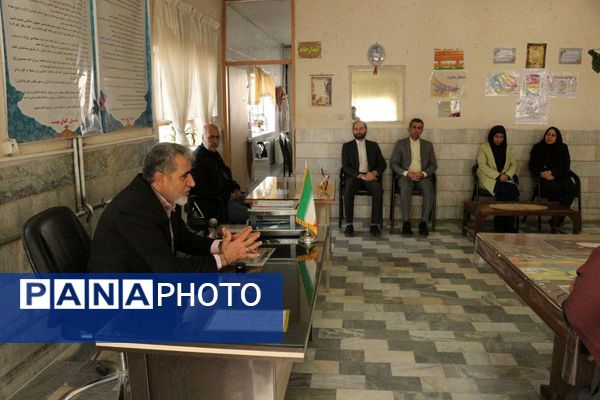 هم‌اندیشی مدیر و معلمان"دبستان گل‌های بهشت" فیروزکوه