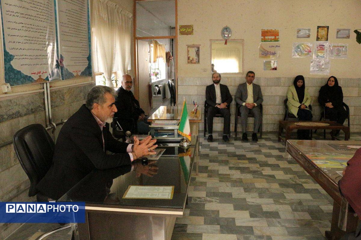 هم‌اندیشی مدیر و معلمان"دبستان گل‌های بهشت" فیروزکوه