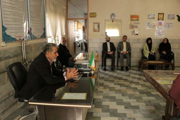 هم‌اندیشی مدیر و معلمان"دبستان گل‌های بهشت" فیروزکوه