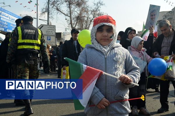 حال و هوای غرفه‌های سازمان دانش‌آموزی و خبرگزاری پانا در راهپیمایی ۲۲ بهمن
