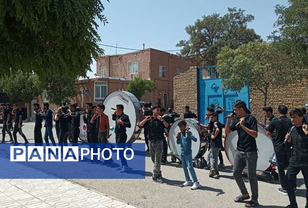 پیاده‌روی جاماندگان اربعین در شهر‌ رباطسنگ؛ دل‌هایی که از راه دور به کربلا رسیدند