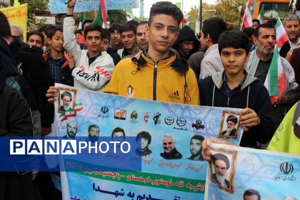 حضور دانش‌آموزان زنجانی در راهپیمایی روز ۱۳ آبان 