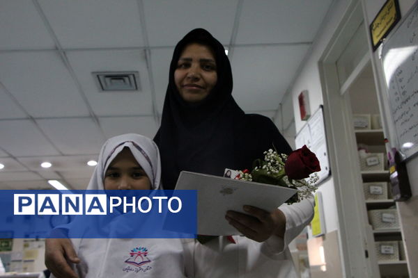 تقدیر دانشآموزان دبستان دخترانه صادقیان یزد از مادر پرستار