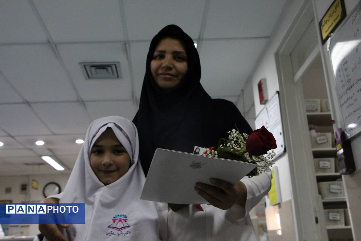 تقدیر دانشآموزان دبستان دخترانه صادقیان یزد از مادر پرستار