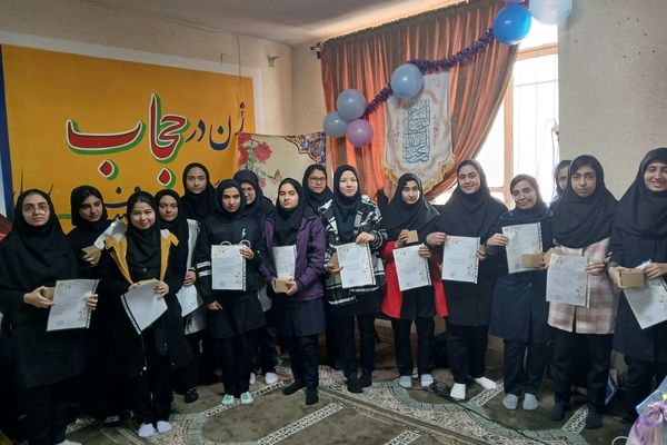 تقدیر از دانش‌آموزان برتر آموزشی، پرورشی و ورزشی دبیرستان آزرم ناحیه یک مشهد 