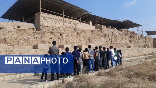 بازدید دانش‌آموزان دبیرستان نمونه دولتی پژوهش آشخانه از محوطه تاریخی ریوی