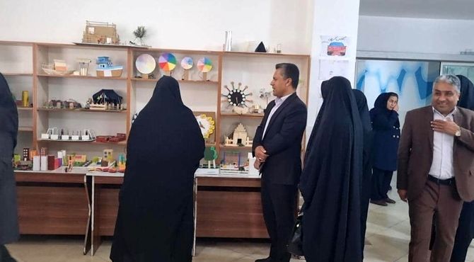 نمایشگاه دست‌سازه‌های دانش‌آموزی در قشم