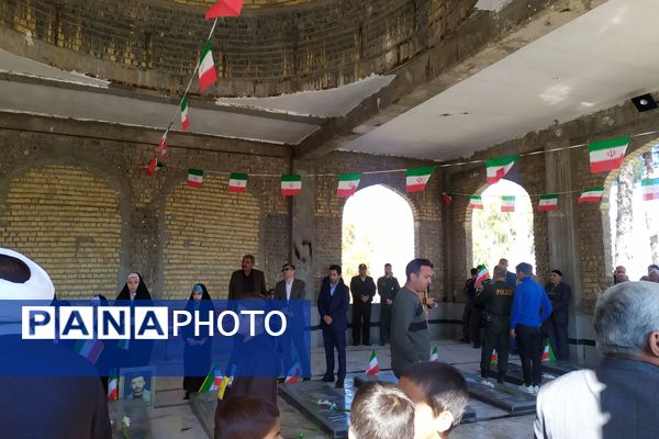 گلباران قبور مطهر شهدا در اولین روز دهه فجر 