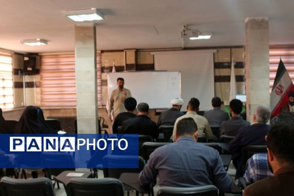 پیوند مهارت و معرفت در آموزش و پرورش فیروزکوه به همراه تلاوت زیارت عاشورا و کارگاه اسنپ‌بک 