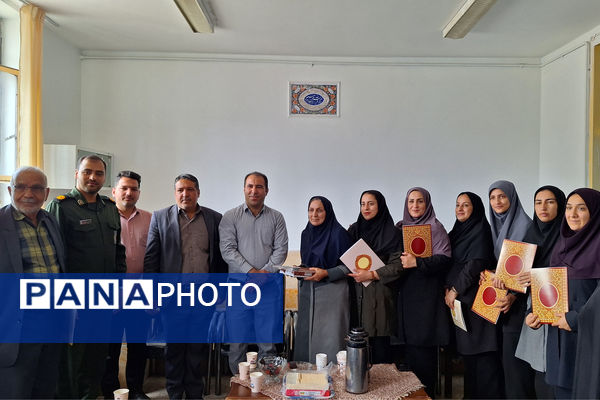 آیین تجلیل از معلمان مدارس ایزدخواست