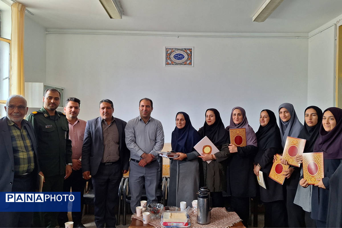آیین تجلیل از معلمان مدارس ایزدخواست