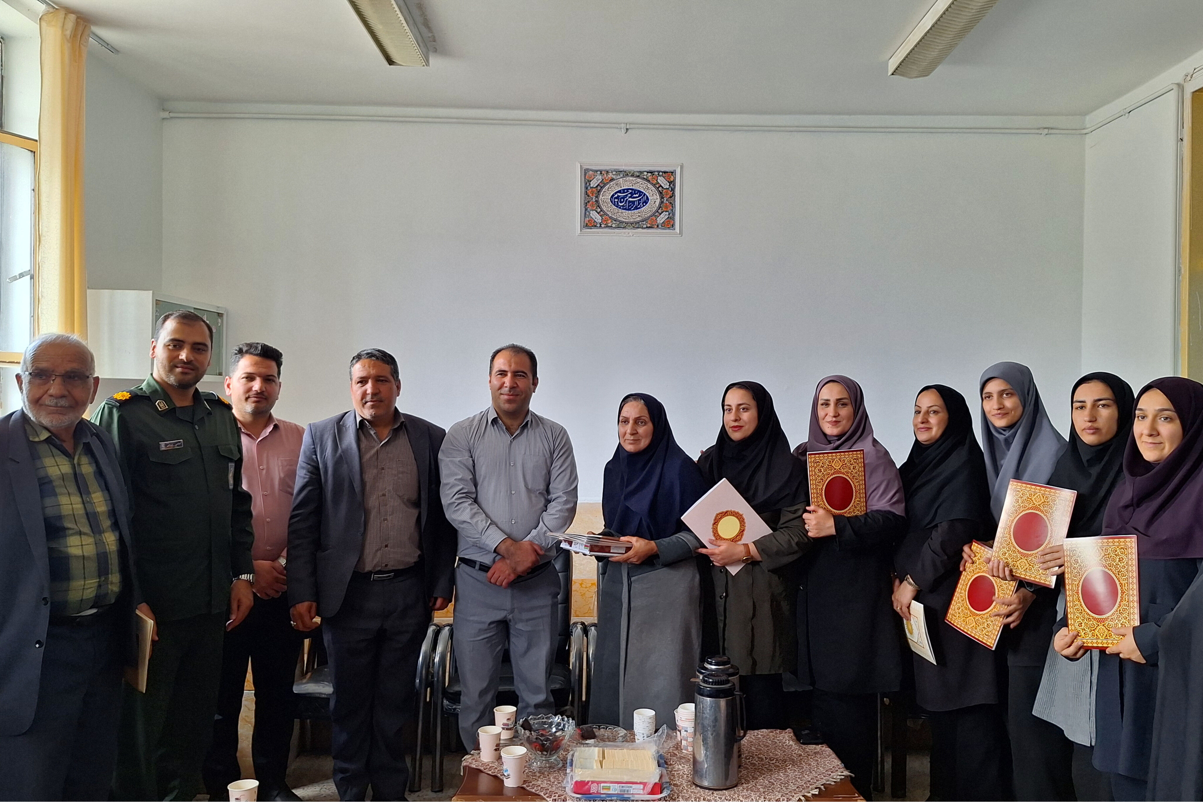 آیین تجلیل از معلمان مدارس ایزدخواست