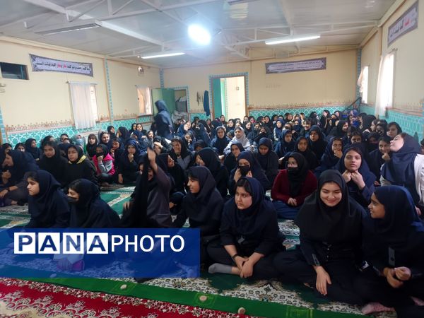 عطر فاطمی در فضای آموزش دبیرستان میرزا جعفر سروقد با برپایی ایستگاه صلواتی 