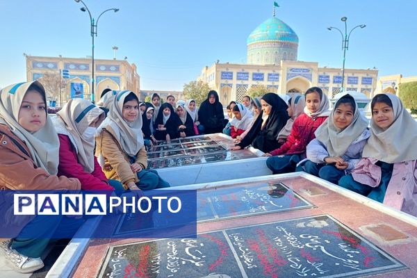 غبارروبی مزار شهدا توسط دانش‌آموزان دبستان سمیه