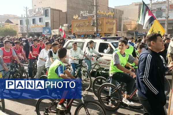 حماسه حضور دانش‌آموزان قرچکی در یوم الله ۱۳ آبان