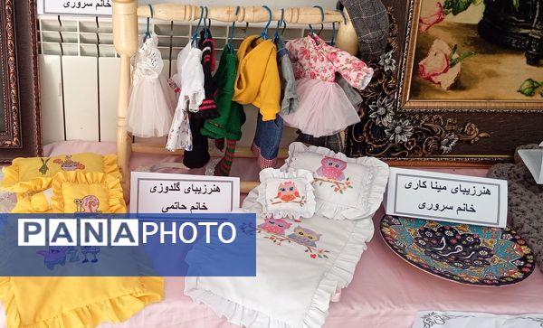 نمایشگاه آثار هنری معلمان دبیرستان جفایی در هفته معلم