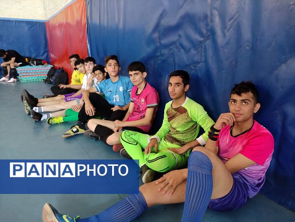 مسابقات فوتسال درون مدرسه به مناسبت هفته تربیت بدنی برگزار شد 