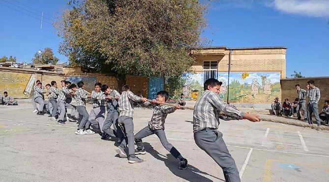 مسابقه طناب کشی در دبیرستان نمونه دولتی شهید حاج قاسم سلیمانی شهرستان بن 