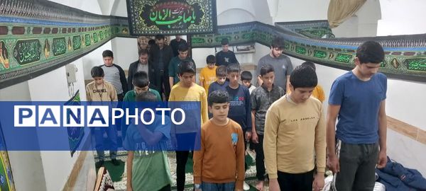 حضور مدیر و معاون دبستان شهید پسندیده فدافن در جمع نوجوانان معتکف مسجد صاحب الزمان(ع)