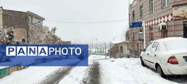 یلدای برفی در اراک؛ مردم با شادی به استقبال جشن یلدا می‌روند