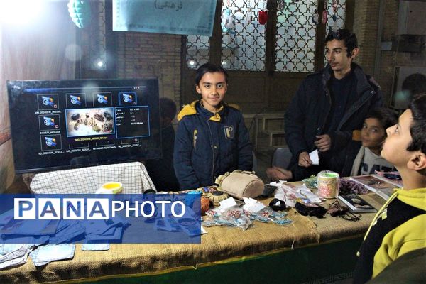 استقبال نوجوانان از غرفه‌های یادواره شهدای مسجد جامع قم