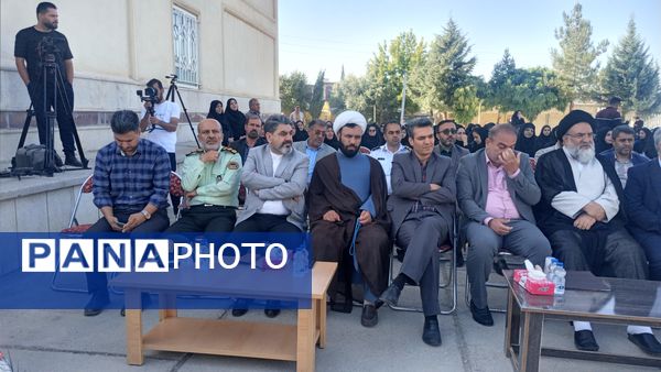 نواختن زنگ استانی مهر، ایثار و مقاومت در مدرسه نمونه دولتی ۹ دی به مناسبت آغاز سال تحصیلی و هفته دفاع مقدس