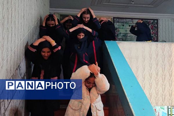 تمرین ایمنی و مقابله با بحران زلزله در مدرسه هدی۱