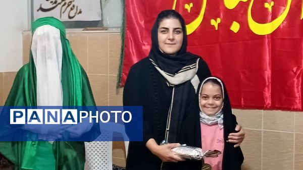 تقدیر دانش‌آموزان فعال فرهنگی‌هنری از مادرانشان با همکاری مربی در محمدشهر کرج
