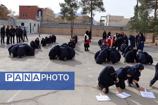 مانور زلزله به طور هم زمان در مدارس فلاورجان و مدرسه مرضیه شهر ابریشم 