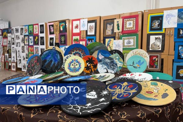 آیین افتتاحیه نمایشگاه هنری «ماها» در هنرستان شهید تاجیک بهارستان‌دو