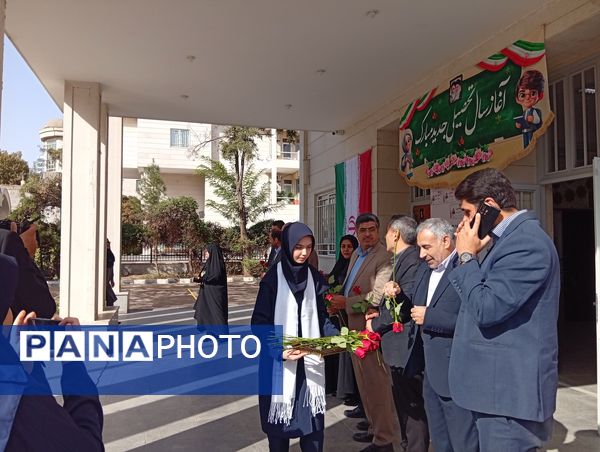 مراسم باشکوه زنگ ایثار و مقاومت در دبیرستان مصلی نژاد حضرت ام البنین