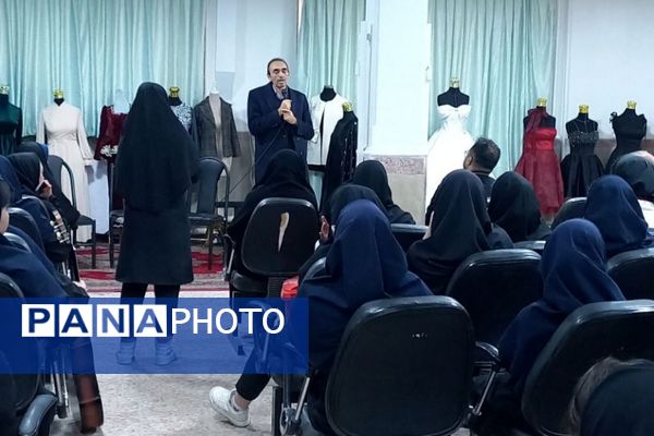 نمایشگاه دست‌سازه‌های خلاق در هنرستان تقوی‌پیشگان بهارستان۲
