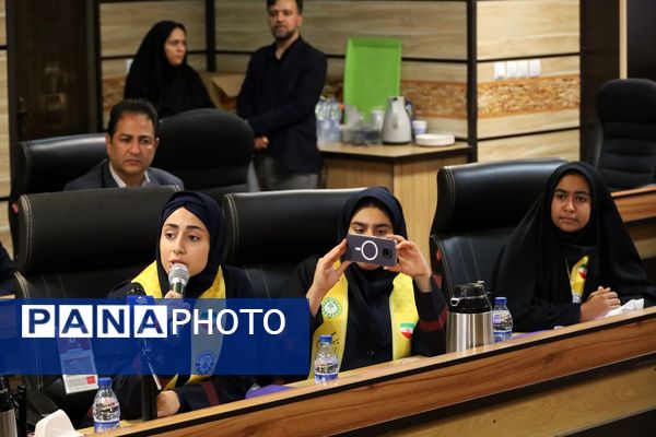 دیدار معاون پرورشی و فرهنگی وزارت آموزش و پرورش با نمایندگان دختر تشکل‌های دانش‌آموزی شیراز